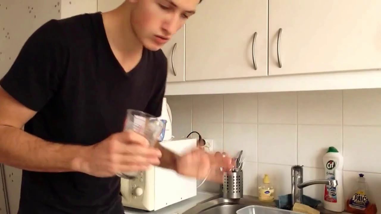 RECETTE RAPIDE PÂTE À TARTE : 250g de farine / 10cl d'huile / 10cl d'eau chaude
