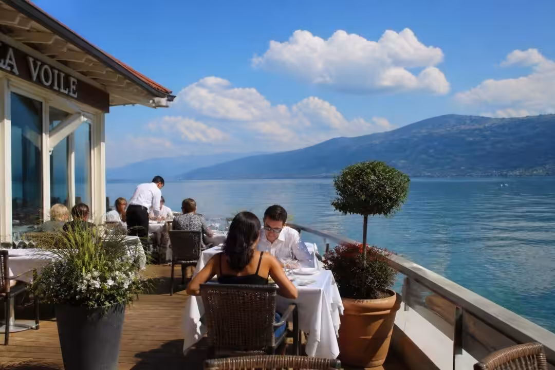 découvrez la voile à évian, un restaurant offrant une vue imprenable sur le lac, où gourmandise et cadre idyllique se rencontrent pour une expérience inoubliable.